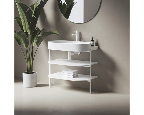 Umyvadlo s policemi, baterií, ručníky, mýdlem a rostlinou v koupelně