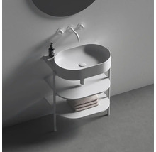 Umyvadlo s umyvadlem, policemi a ručníky v koupelně