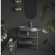 Moderní koupelna s umyvadlem, zrcadlem a osvětlením