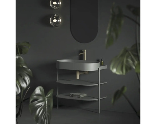 Moderní koupelna s umyvadlem, zrcadlem a osvětlením