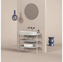 Koupelnové umyvadlo se zrcadlem, baterií, ručníky a lampou