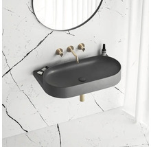 Moderní koupelna s černým umyvadlem na desku, bateriemi a kulatým zrcadlem