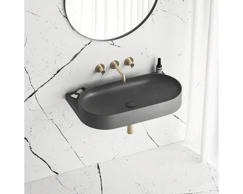 Moderní koupelna s černým umyvadlem na desku, bateriemi a kulatým zrcadlem