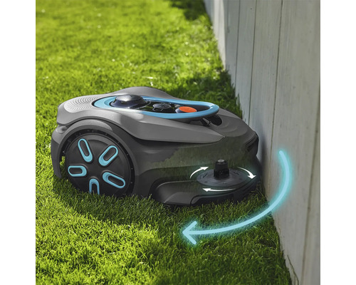 Robotická sekačka na trávu seká trávu podél zdi