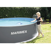 Žena čistí nadzemní bazén na zahradě pomocí síťky. Značka Marimex.