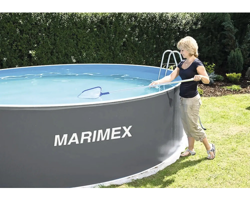 Žena čistí nadzemní bazén na zahradě pomocí síťky. Značka Marimex.