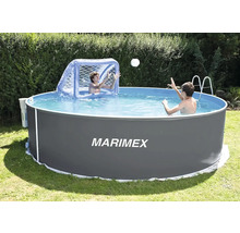 Bazén Marimex s hrajícími si dětmi a brankou na vodní pólo na zahradě