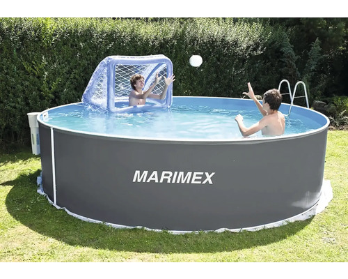 Bazén Marimex s hrajícími si dětmi a brankou na vodní pólo na zahradě