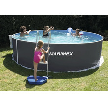 Nadzemní bazén s žebříkem a hrajícími si dětmi na zahradě