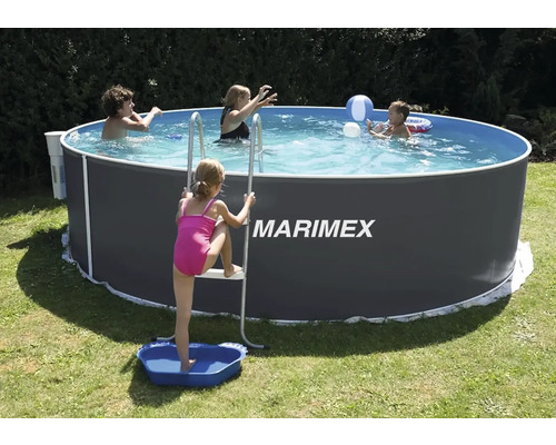 Nadzemní bazén s žebříkem a hrajícími si dětmi na zahradě