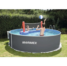 Rámový bazén Marimex s volejbalovou sítí a dvěma osobami na zahradě