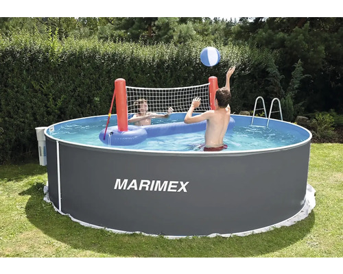 Rámový bazén Marimex s volejbalovou sítí a dvěma osobami na zahradě