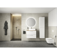 Moderní koupelna se sprchou, umyvadlem, zrcadlem, vysokou skříní a závěsným WC pro stylové prostředí