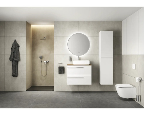 Moderní koupelna se sprchou, umyvadlem, zrcadlem, vysokou skříní a závěsným WC pro stylové prostředí