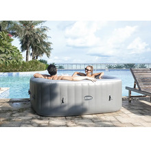 Nafukovací vířivka se dvěma lidmi na zahradě