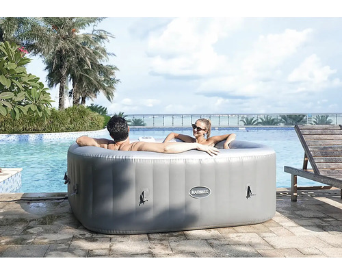 Nafukovací vířivka se dvěma lidmi na zahradě