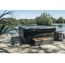 Zakrytá dřevěná vířivka s lavičkou a dekorací venku