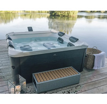 Venkovní vířivka na dřevěné terase s výhledem na jezero