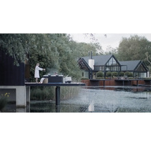 Scéna s vířivkou na plošině u jezera a domem v pozadí