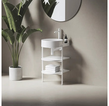 Moderní koupelna s bílým umyvadlem s policemi, baterií a ručníky.