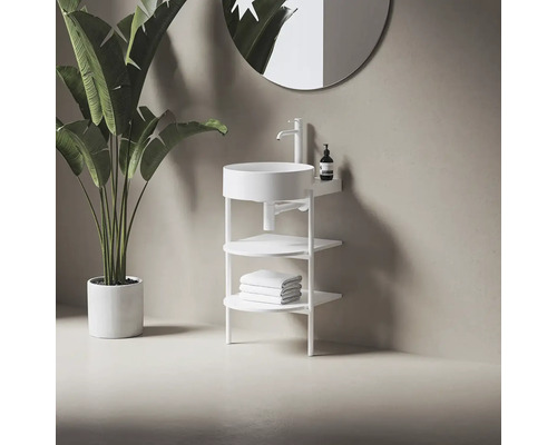 Moderní koupelna s bílým umyvadlem s policemi, baterií a ručníky.