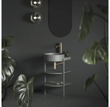 Moderní koupelna s umyvadlem na polici a zrcadlem