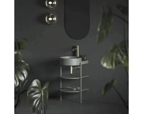 Moderní koupelna s umyvadlem na polici a zrcadlem