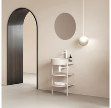 Koupelna s umyvadlem, zrcadlem a osvětlením