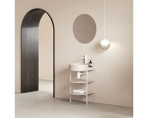 Koupelna s umyvadlem, zrcadlem a osvětlením