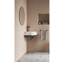 Moderní koupelna s umyvadlem, baterií, zrcadlem a obklady