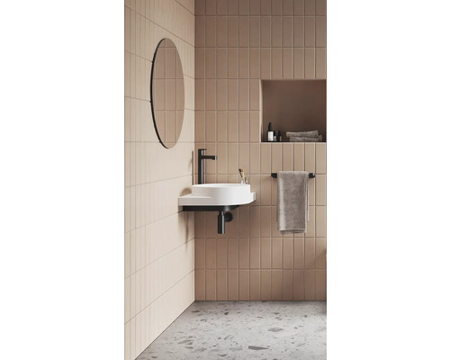 Moderní koupelna s umyvadlem, baterií, zrcadlem a obklady