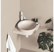 Rohový umyvadlo s baterií, ručníkem a dekorací