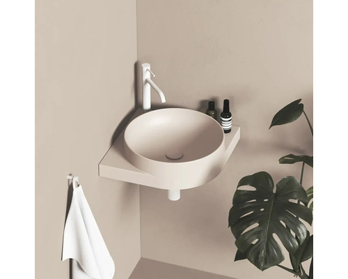 Rohový umyvadlo s baterií, ručníkem a dekorací