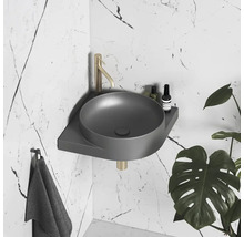 Šedé rohové umyvadlo s vodovodní baterií a ručníkem