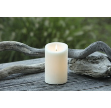 Dekorativní svíčka s plamenem na dřevěném stole