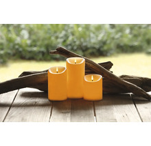 Dekorativní LED svíčky na dřevěném stole