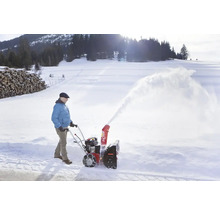 Osoba používá sněhovou frézu AL-KO k odklízení sněhu.