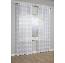 Okno s průhlednými bílými závěsy s proužkovaným vzorem