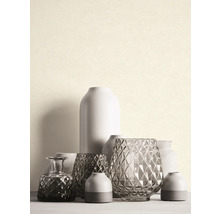 Různé dekorativní vázy na stole