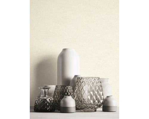 Různé dekorativní vázy na stole