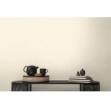 Dekorativní scéna s čajovou konvicí, šálkem, knihami a vázami na stole