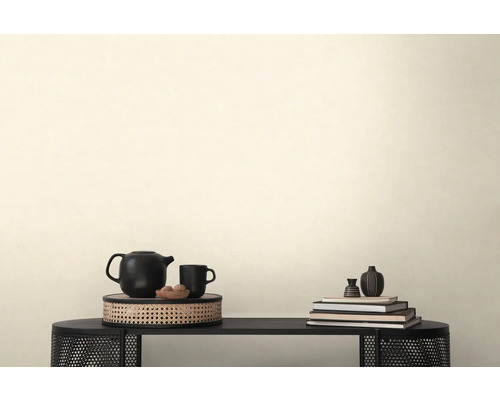 Dekorativní scéna s čajovou konvicí, šálkem, knihami a vázami na stole