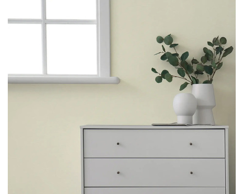 Interiérový pohled s komodou, dekorací a oknem pro světlé a uspořádané prostředí.