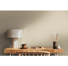 Scéna s psacím stolem, lampou a malířskými potřebami před zdí