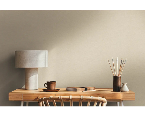 Scéna s psacím stolem, lampou a malířskými potřebami před zdí