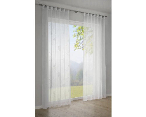 Voálová záclona se smyčkovým závěsem před oknem