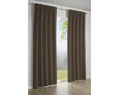 Dva hnědé závěsy visí na záclonové tyči před oknem.