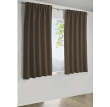 Dva hnědé závěsy v okně