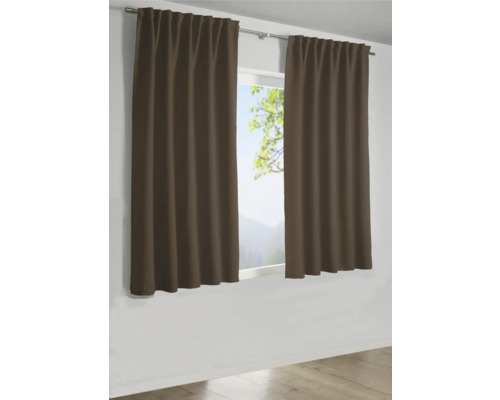 Dva hnědé závěsy v okně