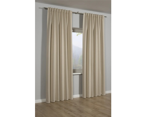 Dva závěsy na záclonové tyči před oknem